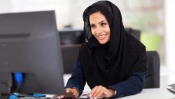 التخصصات المطلوبة للنساء في سوق العمل السعودي 2030